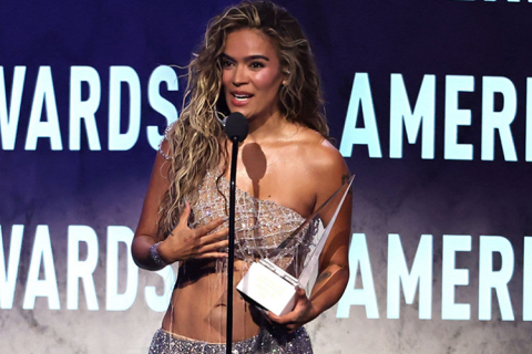 Karol G recibe el Premio Internacional de Excelencia Artística en los American Music Awards 2026